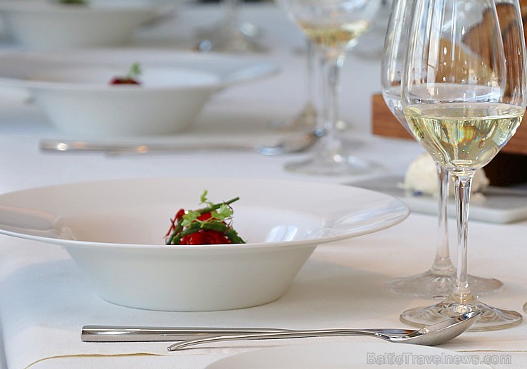 Rīgas viesnīcas «Grand Hotel Kempinski Riga» restorāns «Stage22» prezentē vasaras ēdienkarti 256193