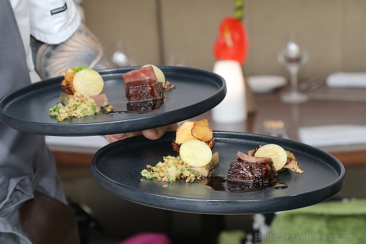 Rīgas viesnīcas «Grand Hotel Kempinski Riga» restorāns «Stage22» prezentē vasaras ēdienkarti 