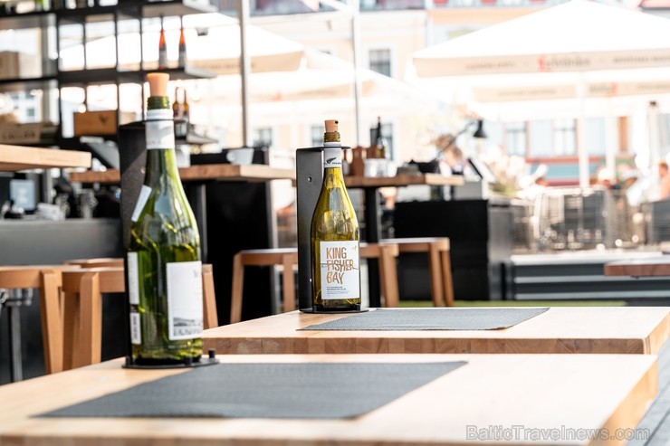 Vīna Studija iepriecina visus vīna mīļotājus, atverot sezonālu 600 kvadrātmetru plašu pop-up koncepta Vīna Terasi pašā Vecrīgas sirdī