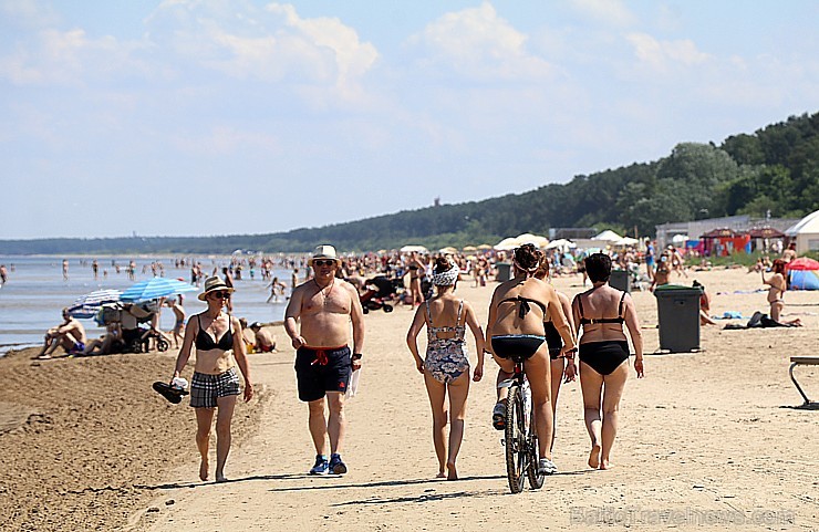 Jūrmala piedāvā karstu pludmali un dzestru peldi