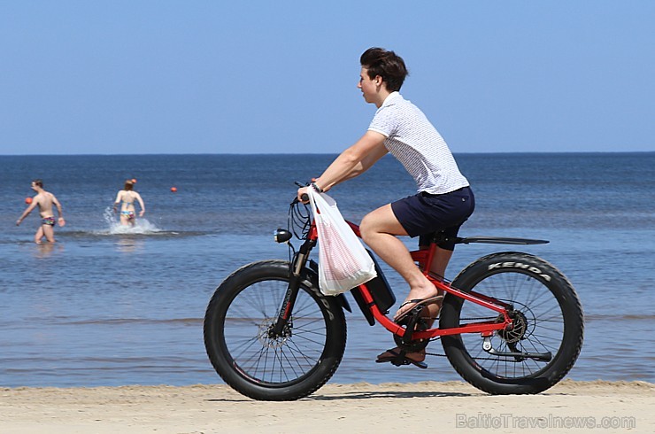 Jūrmala piedāvā karstu pludmali un dzestru peldi