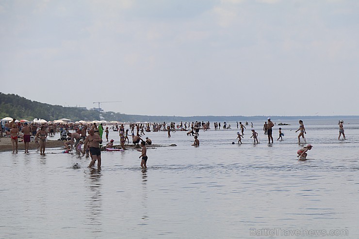 Jūrmala piedāvā karstu pludmali un dzestru peldi