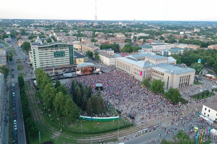 Ar skanīgiem koncertiem un košiem pasākumiem, kas apvieno visas pilsētas iedzīvotāju un ciemiņu paaudzes, Daugavpils pilsēta svin 744. Dzimšanas dienu 256426