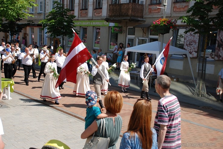 Ar skanīgiem koncertiem un košiem pasākumiem, kas apvieno visas pilsētas iedzīvotāju un ciemiņu paaudzes, Daugavpils pilsēta svin 744. Dzimšanas dienu