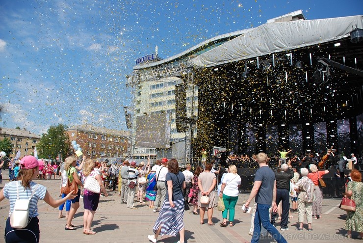 Ar skanīgiem koncertiem un košiem pasākumiem, kas apvieno visas pilsētas iedzīvotāju un ciemiņu paaudzes, Daugavpils pilsēta svin 744. Dzimšanas dienu 256453