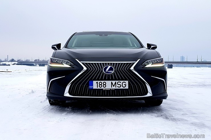 55 bildes - «Lexus ES 300h Luxury» (2019) 256662