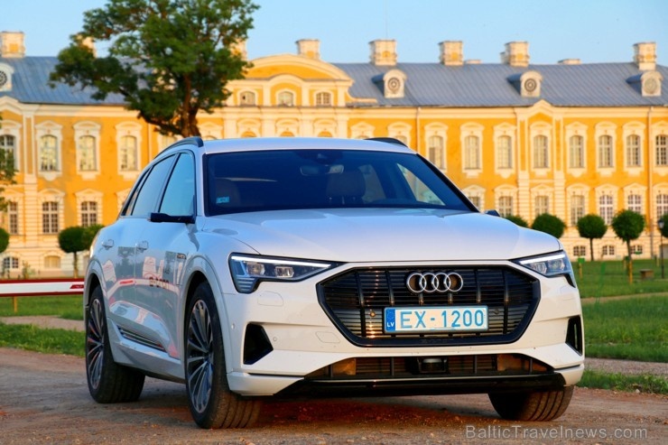60 bildes - «Audi e-tron» (2019)