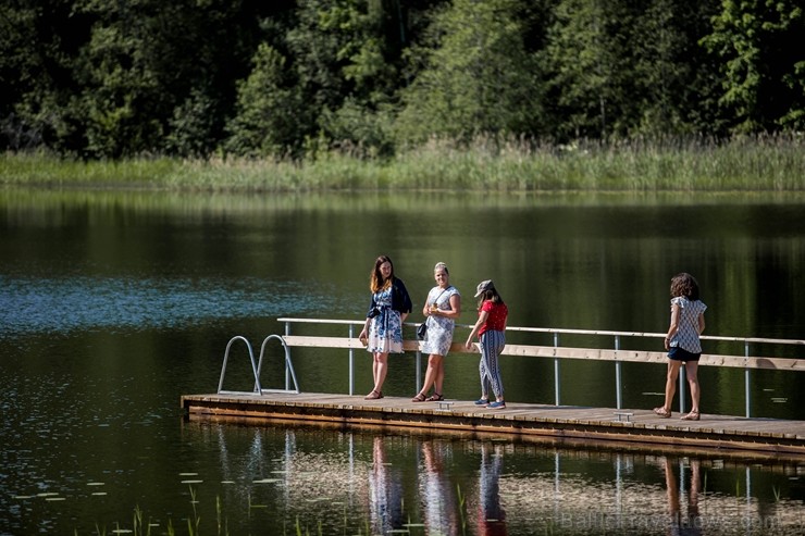 Ar krāšņu svētku atklāšanas programmu Alūksnes  pusē atklātas Veclaicenes aizsargājamo ainavu apvidū izveidotās Dabas mājas un pašapkalpošanās tūrisma