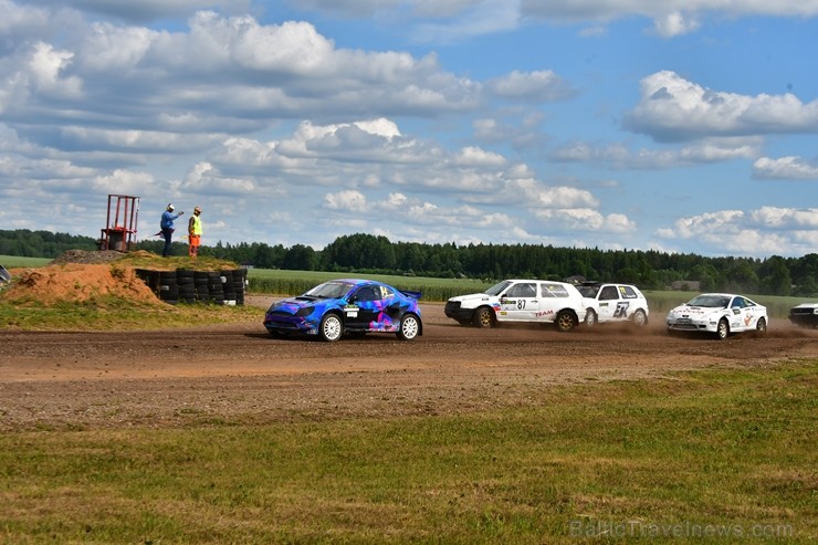 Rallijkrosa čempionāta 2. posms Salas novada Biržos pulcēja lielu skaitu sportistu un atbalstītāju, garantējot īpašu autosporta piepildītu brīvdienu 257075