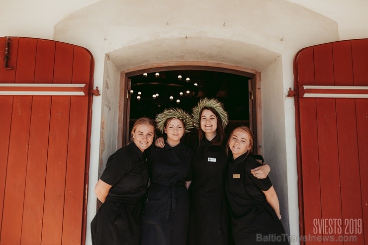 Brangi jo brangi Valmiermuižas parkā aizvadīts etnofestivāls SVIESTS 2019, kurā uzstājās pasaulē atzīti pašmāju mākslinieki