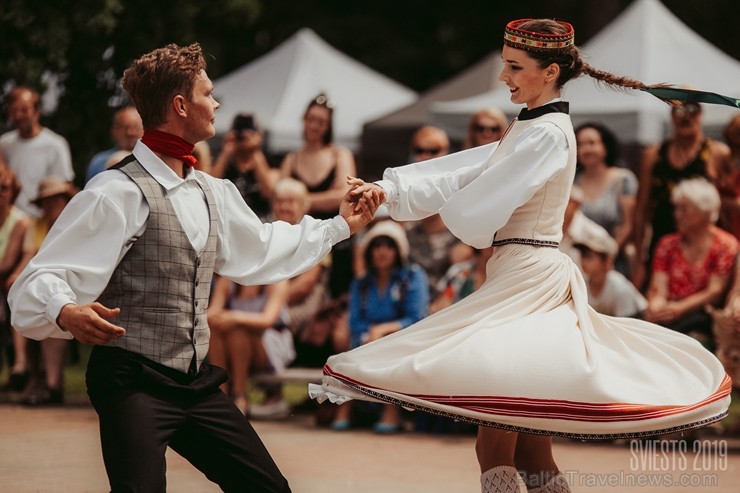 Brangi jo brangi Valmiermuižas parkā aizvadīts etnofestivāls SVIESTS 2019, kurā uzstājās pasaulē atzīti pašmāju mākslinieki