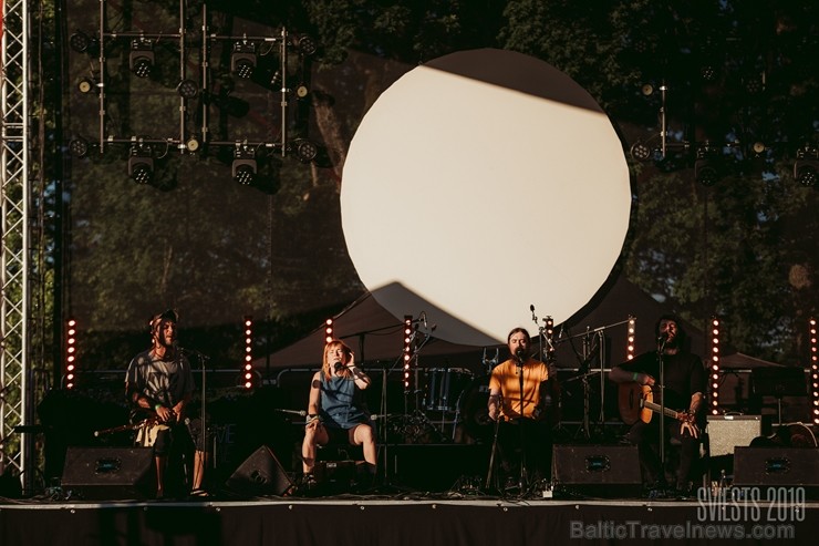 Brangi jo brangi Valmiermuižas parkā aizvadīts etnofestivāls SVIESTS 2019, kurā uzstājās pasaulē atzīti pašmāju mākslinieki