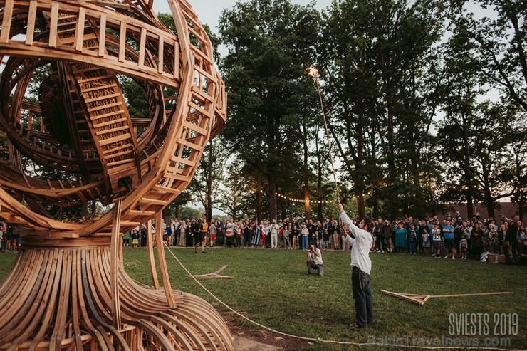 Brangi jo brangi Valmiermuižas parkā aizvadīts etnofestivāls SVIESTS 2019, kurā uzstājās pasaulē atzīti pašmāju mākslinieki