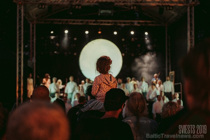 Brangi jo brangi Valmiermuižas parkā aizvadīts etnofestivāls SVIESTS 2019, kurā uzstājās pasaulē atzīti pašmāju mākslinieki