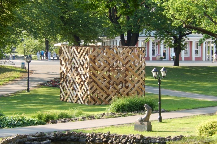 Sagaidot Vasaras saulgriežus un Līgo svētkus, Rīgas noformējuma mākslinieciskās koncepcijas pamatā ir latviešu ornamenta Saules zīmes stilizācija. Nof 257415