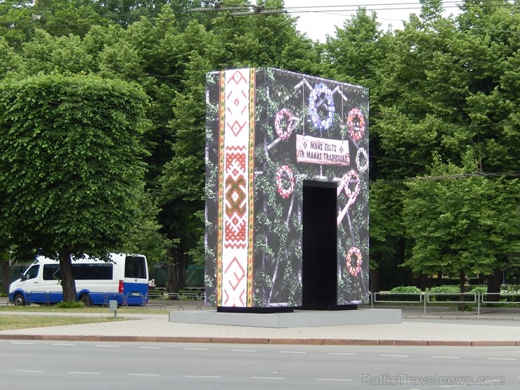 Sagaidot Vasaras saulgriežus un Līgo svētkus, Rīgas noformējuma mākslinieciskās koncepcijas pamatā ir latviešu ornamenta Saules zīmes stilizācija. Nof Sagaidot Vasaras saulgriežus un Līgo svētkus, Rīgas noformējuma mākslinieciskās koncepcijas pamatā ir latviešu ornamenta Saules zīmes stilizācija. Nof 257421