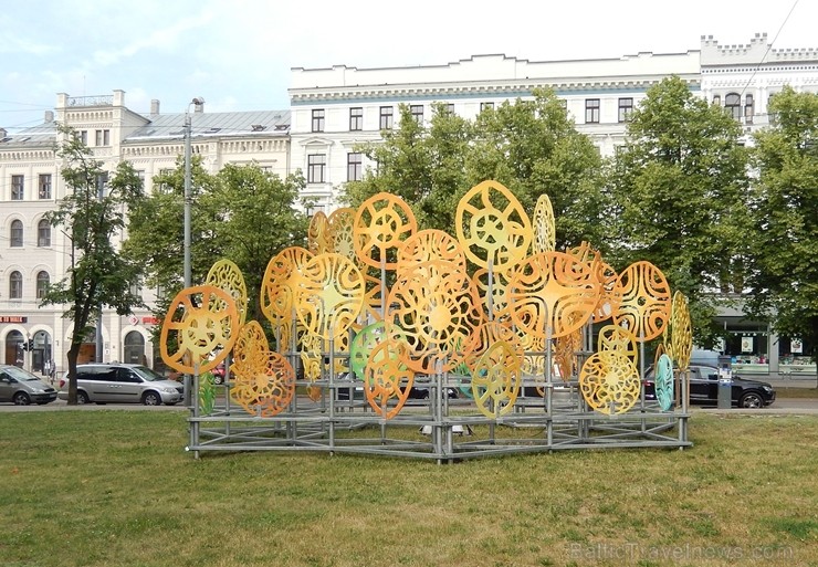 Sagaidot Vasaras saulgriežus un Līgo svētkus, Rīgas noformējuma mākslinieciskās koncepcijas pamatā ir latviešu ornamenta Saules zīmes stilizācija. Nof