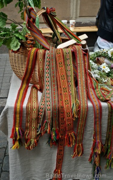 Sagaidot Vasaras saulgriežus un Līgo svētkus, Rīgas noformējuma mākslinieciskās koncepcijas pamatā ir latviešu ornamenta Saules zīmes stilizācija. Nof