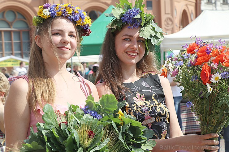 Rīgas Doma laukumā rīdzinieki un pilsētas viesi izbauda  «Zāļu tirgus» burvestību