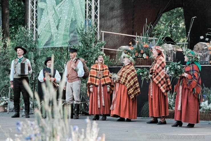 Jau vairākus gadus līgotāji, kuriem tuvāka ir tradicionālā Jāņu svinēšana, pulcējas Rīgas augstākajā kalnā – Dzegužkalnā 257470