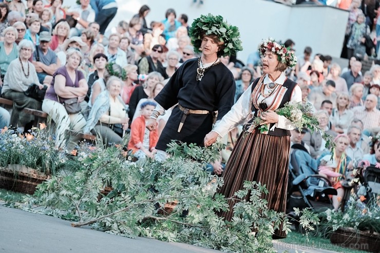 Jau vairākus gadus līgotāji, kuriem tuvāka ir tradicionālā Jāņu svinēšana, pulcējas Rīgas augstākajā kalnā – Dzegužkalnā 257474