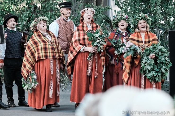 Jau vairākus gadus līgotāji, kuriem tuvāka ir tradicionālā Jāņu svinēšana, pulcējas Rīgas augstākajā kalnā – Dzegužkalnā 257476