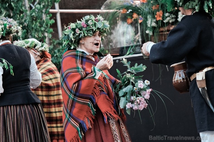 Jau vairākus gadus līgotāji, kuriem tuvāka ir tradicionālā Jāņu svinēšana, pulcējas Rīgas augstākajā kalnā – Dzegužkalnā 257477