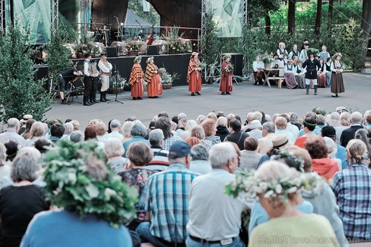 Jau vairākus gadus līgotāji, kuriem tuvāka ir tradicionālā Jāņu svinēšana, pulcējas Rīgas augstākajā kalnā – Dzegužkalnā 257479