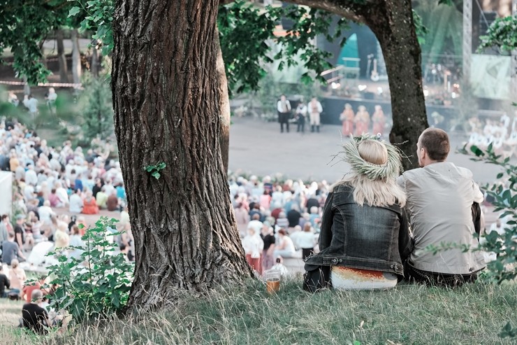 Jau vairākus gadus līgotāji, kuriem tuvāka ir tradicionālā Jāņu svinēšana, pulcējas Rīgas augstākajā kalnā – Dzegužkalnā 257481
