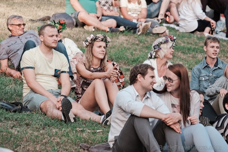 Jau vairākus gadus līgotāji, kuriem tuvāka ir tradicionālā Jāņu svinēšana, pulcējas Rīgas augstākajā kalnā – Dzegužkalnā