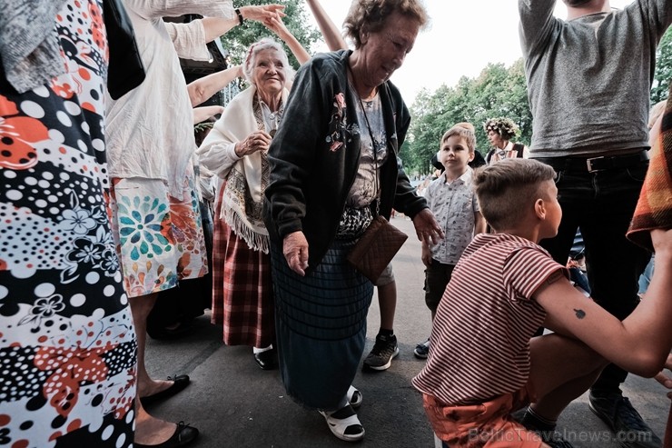 Jau vairākus gadus līgotāji, kuriem tuvāka ir tradicionālā Jāņu svinēšana, pulcējas Rīgas augstākajā kalnā – Dzegužkalnā 257486