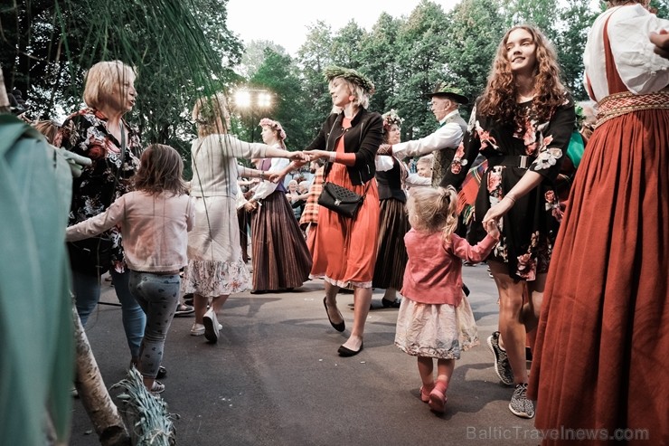 Jau vairākus gadus līgotāji, kuriem tuvāka ir tradicionālā Jāņu svinēšana, pulcējas Rīgas augstākajā kalnā – Dzegužkalnā 257487