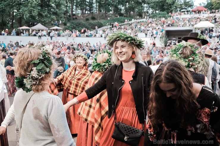 Jau vairākus gadus līgotāji, kuriem tuvāka ir tradicionālā Jāņu svinēšana, pulcējas Rīgas augstākajā kalnā – Dzegužkalnā 257488