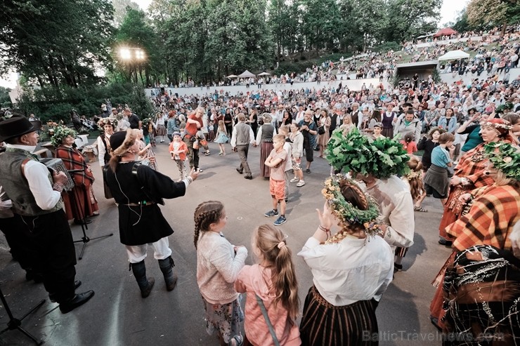 Jau vairākus gadus līgotāji, kuriem tuvāka ir tradicionālā Jāņu svinēšana, pulcējas Rīgas augstākajā kalnā – Dzegužkalnā