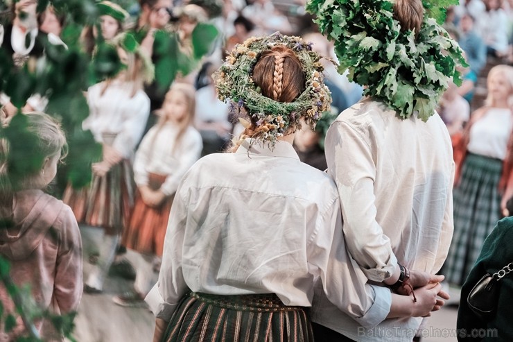 Jau vairākus gadus līgotāji, kuriem tuvāka ir tradicionālā Jāņu svinēšana, pulcējas Rīgas augstākajā kalnā – Dzegužkalnā 257490