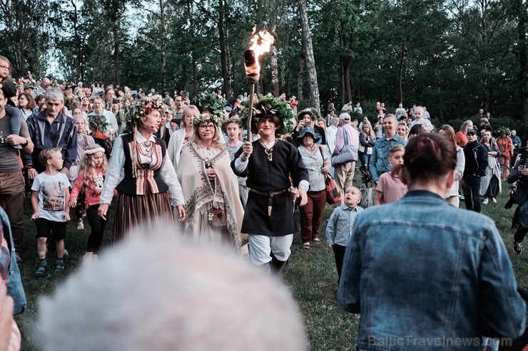 Jau vairākus gadus līgotāji, kuriem tuvāka ir tradicionālā Jāņu svinēšana, pulcējas Rīgas augstākajā kalnā – Dzegužkalnā 257492