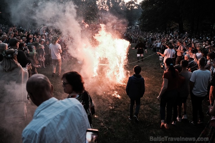 Jau vairākus gadus līgotāji, kuriem tuvāka ir tradicionālā Jāņu svinēšana, pulcējas Rīgas augstākajā kalnā – Dzegužkalnā