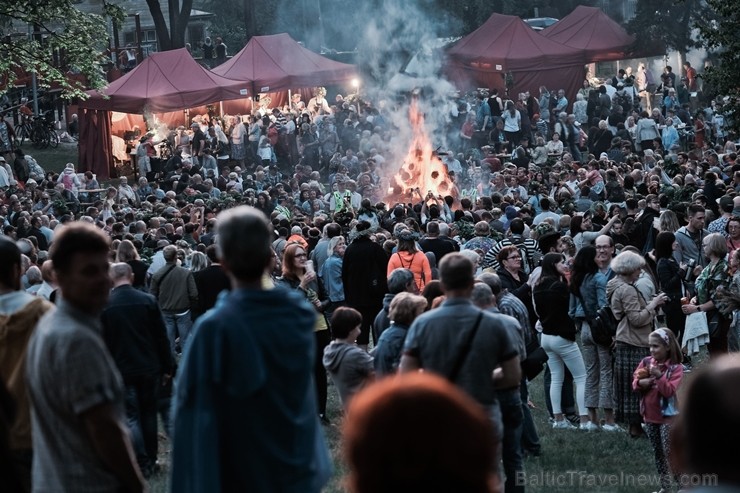 Jau vairākus gadus līgotāji, kuriem tuvāka ir tradicionālā Jāņu svinēšana, pulcējas Rīgas augstākajā kalnā – Dzegužkalnā 257496