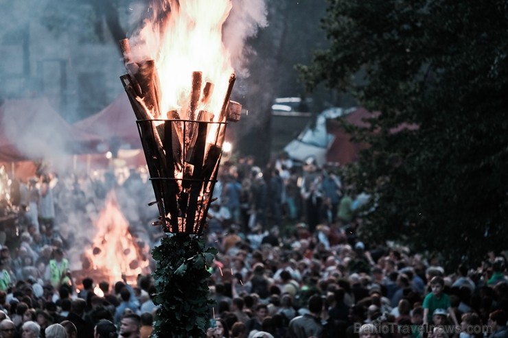 Jau vairākus gadus līgotāji, kuriem tuvāka ir tradicionālā Jāņu svinēšana, pulcējas Rīgas augstākajā kalnā – Dzegužkalnā 257497