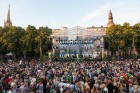 Līgo svinības Rīgā apmeklēja vairāki desmiti tūkstošu rīdzinieku, pilsētas viesu, kā arī ārvalstu tūristu, kas piedalījās vērienīgajā pasākumā 