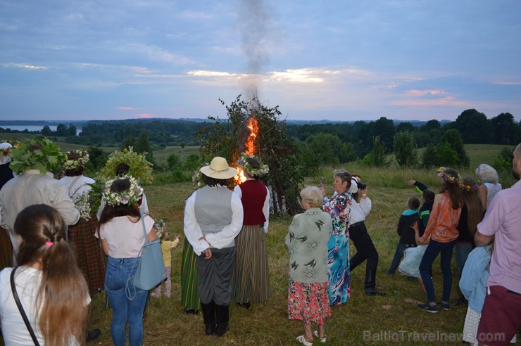 Ar ielīgošanas rituāliem, lustēm un dančiem Višķu pagasta estrādē aizritējis ikgadējais pasākums Ar ielīgošanas rituāliem, lustēm un dančiem Višķu pagasta estrādē aizritējis ikgadējais pasākums