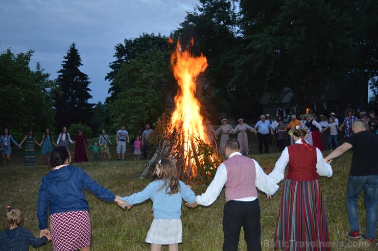 Ar ielīgošanas rituāliem, lustēm un dančiem Višķu pagasta estrādē aizritējis ikgadējais pasākums 