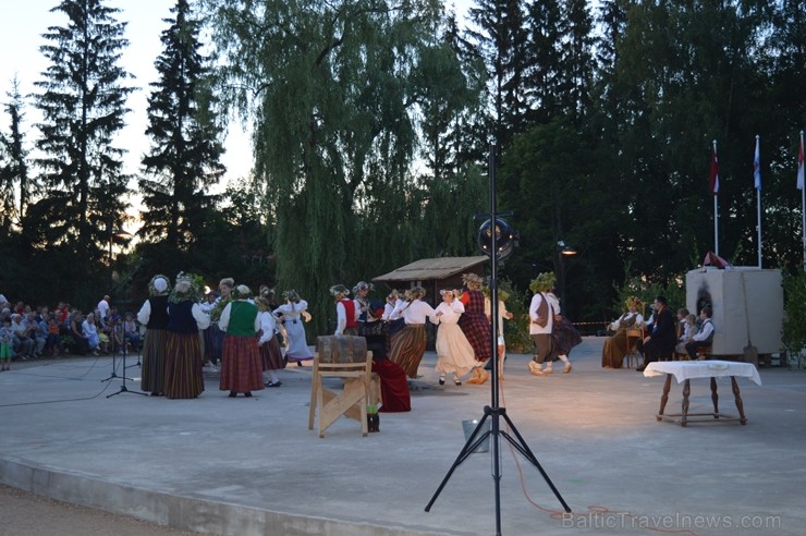 Ar ielīgošanas rituāliem, lustēm un dančiem Višķu pagasta estrādē aizritējis ikgadējais pasākums Ar ielīgošanas rituāliem, lustēm un dančiem Višķu pagasta estrādē aizritējis ikgadējais pasākums