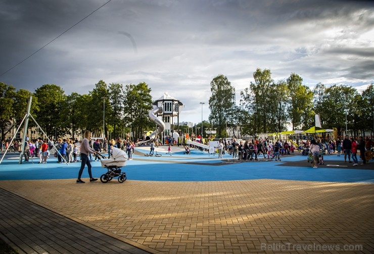 Ar vērienīgu svētku programmu, ekstrēmo sporta veidu paraugdemonstrējumiem un īpaši lielu svētku torti Rīgā atklāj Imantas sporta centru