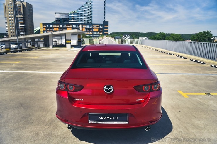 Vienam no kompaktās klases hečbekiem Mazda3 ir dvīņubrālis, kuru droši var saukt par vienu no skaistākajiem kompaktās klases sedaniem