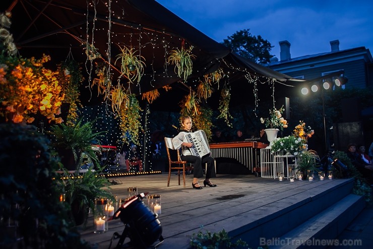 Mēnesi pirms festivāla Summertime sākuma, tā patronese Inese Galante dāvāja Rīgas klausītājiem bezmaksas koncertu Kalnciema kvartālā 258516