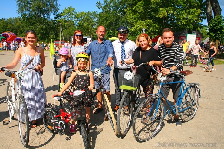 Mazsalacā reizē ar pilsētas svētkiem jau devīto gadu svin Mazsalacā dzimušā amatnieka, velosipēdu izgatavotāja Gustava Ērenpreisa jubileju 259610