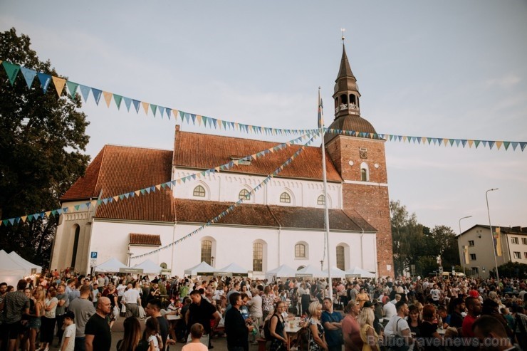 Valmierā nosvinēta pilsētas 736. Dzimšanas diena ar tradicionālām un jaunām aktivitātēm, kas iepriecinājušas ikvienu svētku dalībnieku