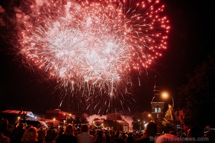 Valmierā nosvinēta pilsētas 736. Dzimšanas diena ar tradicionālām un jaunām aktivitātēm, kas iepriecinājušas ikvienu svētku dalībnieku 260104