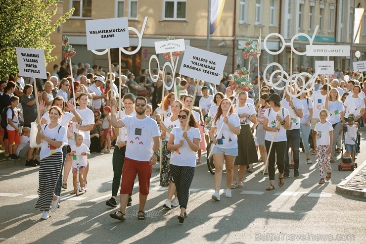 Valmierā nosvinēta pilsētas 736. Dzimšanas diena ar tradicionālām un jaunām aktivitātēm, kas iepriecinājušas ikvienu svētku dalībnieku